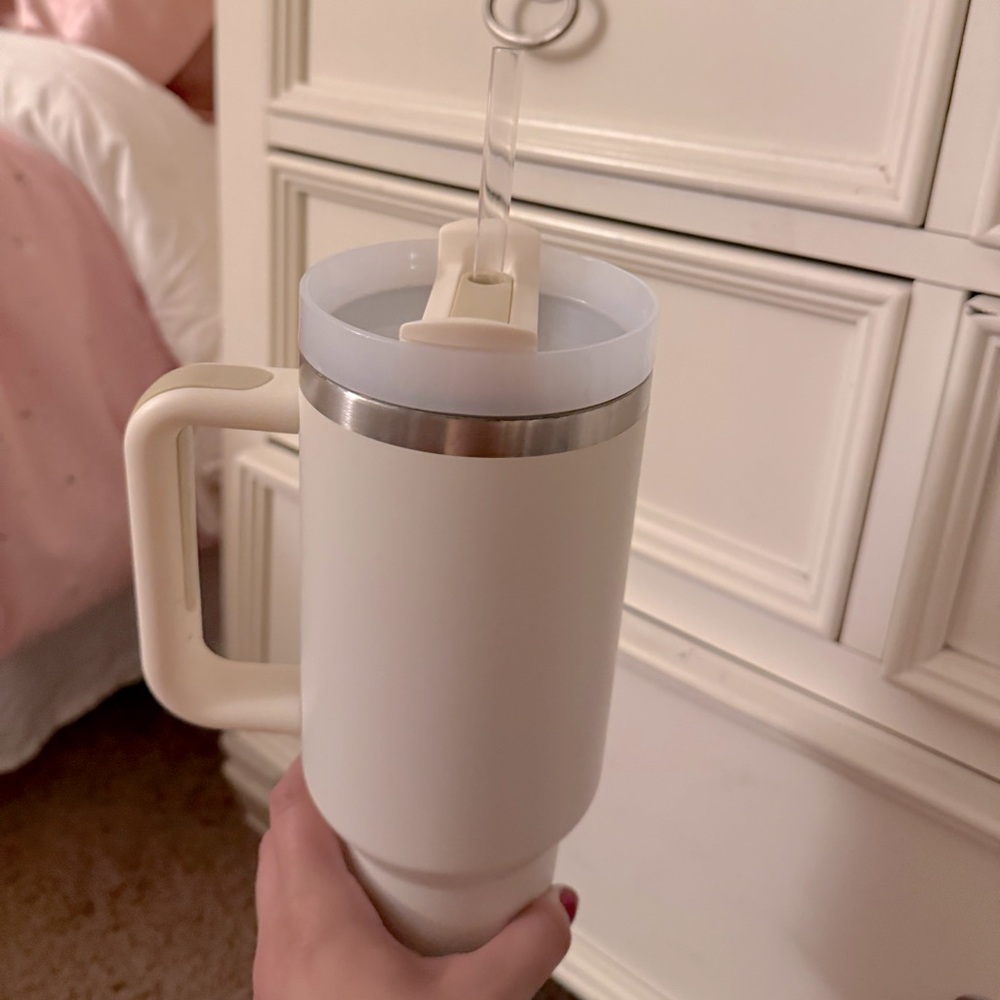 Beige tumblr, keeps drinks cool, nice size. Used once for water only!